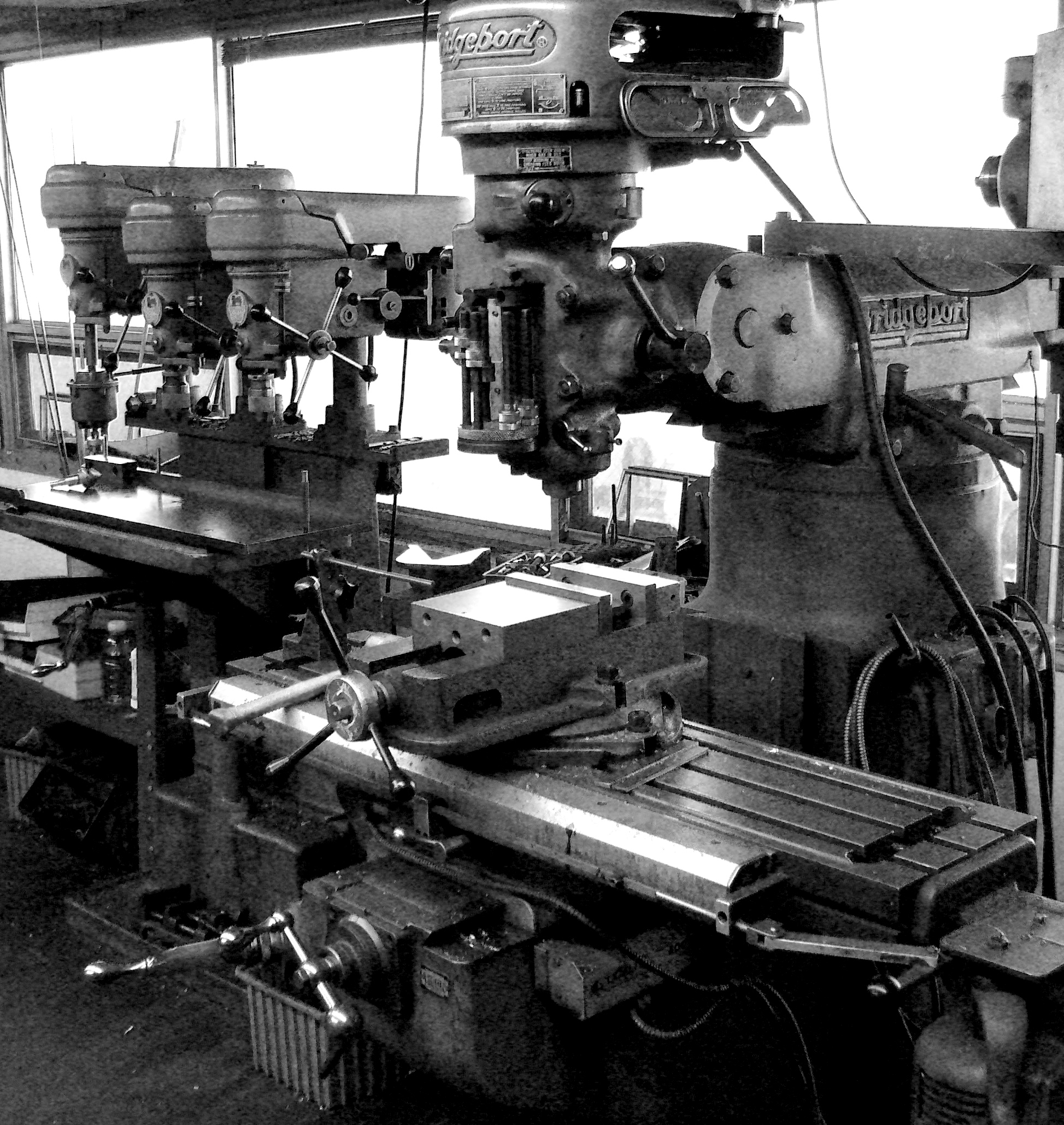 A black and white photo of a bridgeport milling machine.